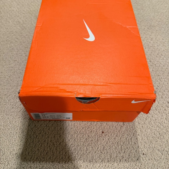BNIB - Nike Revolution 7 Mens Size 11 Black & White main image 13
